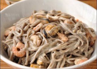 соба з морепродуктами у вершковому соусі