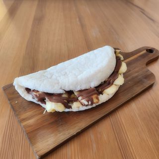 Manioca de  plátano con crema de avellanas.