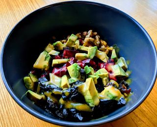 Салат з буряка та авокадо (150г)