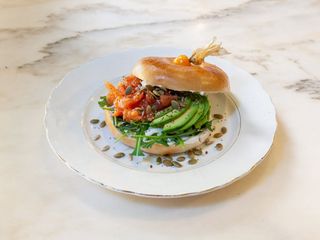 Bagel Salmón y Aguacate