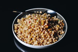 შემწვარი სიმინდის მარცვლები სანელებლით, C2