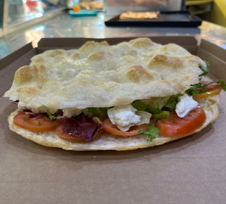 Pizza farcita con zucchine grigliate