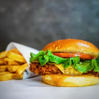 Hamburgesa con chuleta de pollo y papas fritas