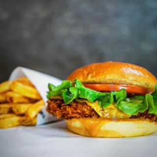 Hamburgesa con chuleta de pollo y papas fritas