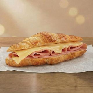 კრუასანი ლორით და ყველით