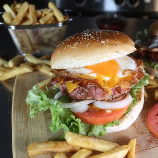 Hamburguesa completa + patatas fritas