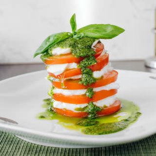 Салат "Капрезе" со свежими томатами и моцареллой