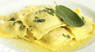 Ravioli di carne al burro e salvia e tartufo nero