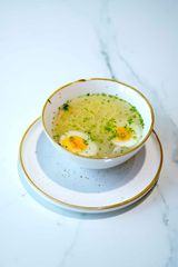 КУРИНЫЙ БУЛЬОН С ЛАПШОЙ И ЯЙЦОМ