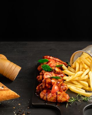 Pileća krilca sa pomfritom