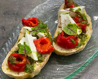 Брускета з печеним перцем та крем-сиром (2шт)