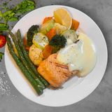 Somon cu Legume la Cuptor