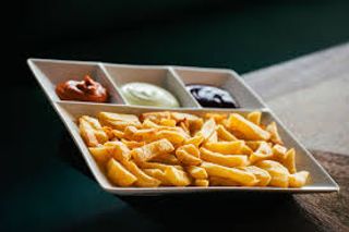 Patatas Con Trio Di Salsa