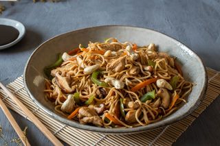 Tallarines fritos (yakisoba)