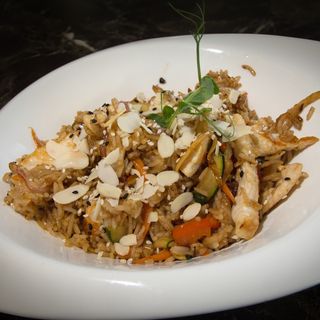 Orez prăjit cu legume și pui