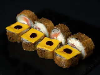 Roll w tempurze z łososiem, gruszką i sosem jagodowym (8szt) (315g)