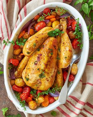 Pollo arrosto con verdure, pane e patatine