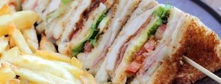 Sándwich Club Con Lomo