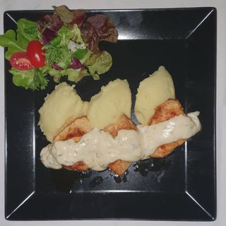 Pileći medaljoni u sosu od pečuraka