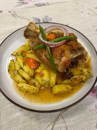 Печен свински джолан с картофи Соте (1000г)