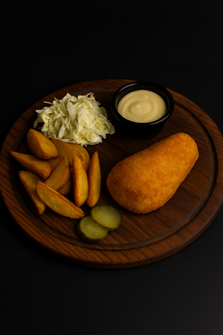 Meniu gordon bleu de pui 650g + bautura la alegere