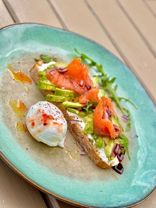 Toast somon si avocado cu ou posat