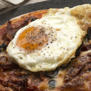 Pizza  de boletus  con huevo y virutas de foie 
