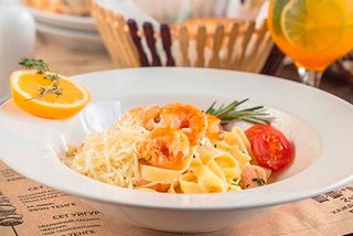 Паста с семгой и креветками