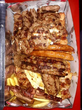 Malo mešano meso, pomfrit, urnebes, luk 800 grama