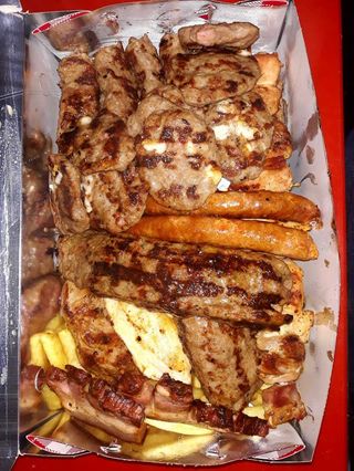 Malo mešano meso, pomfrit, urnebes, luk 800 grama