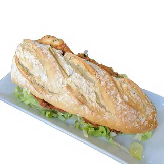 bocadillo de bonito con anchoas y aceitunas con pimientos rojos y cebolla normal