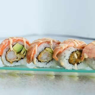 Uramaki de salmón y langostinos