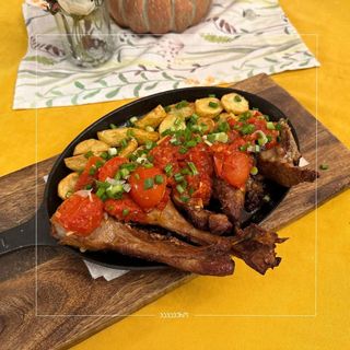 ნეკნები აჯიკით და კარტოფილის გარნირით