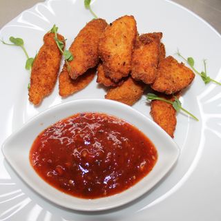 Нагетси курячі з соусом Сацебелі (140/40г)