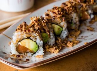 63. Uramaki De Salmón Frito Con Aguacate Y Cebolla Crujiente (4 Uds.)