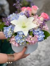 ჰორტენზიების კოლოფი ვარდებით