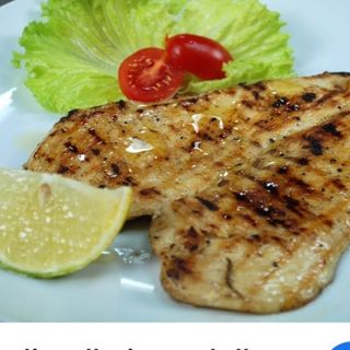 Petto di pollo alla piasta con insalata