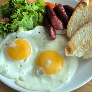 Оката яєчня з ковбасками (300г)