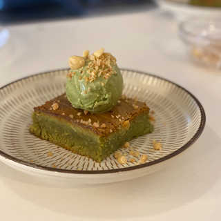 Brownie De Chocolate Blanco, té verde Matcha, avellanas