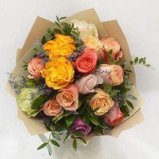 Buchet cadou 15 trandafiri multicolori