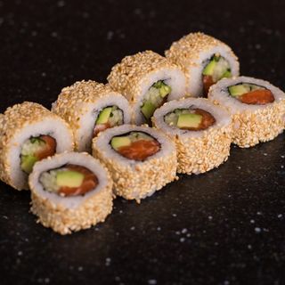 Каліфорнія зі свіжим лососем в кунжуті