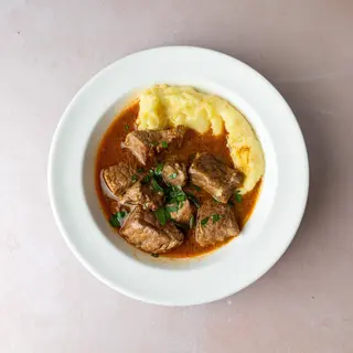 Juneći gulaš sa pire krompirom