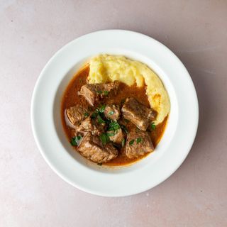 Juneći gulaš sa pire krompirom