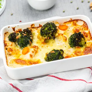 Pui cu brocoli gratinat la cuptor cu cascaval