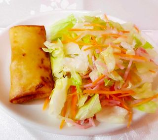 Ensalada con rollo de primavera