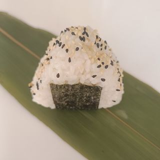 02. Onigiri con tonno