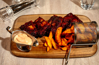 BBQ ribs cu garnitură