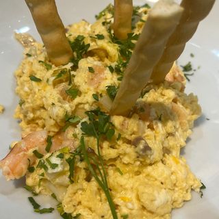 Revuelto de salmón y gambas 