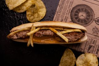  17 Burger Con Patatas Paja Y Salsa Andaluza