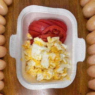 Бъркани яйца с домати